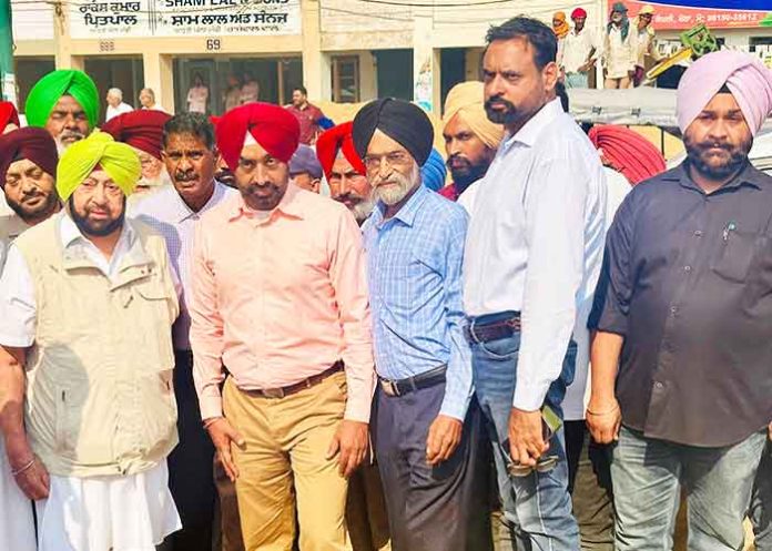 Amarinder visits Khanna Grain Marke