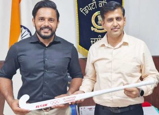 Hockey Captain Harmanpreet Singh hands over signed Hockey Stick to DC Dr. Himanshu Aggarwal