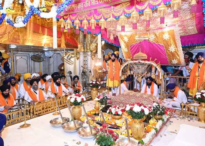 Lakhs pay obeisance at Sri Harmandar Sahib