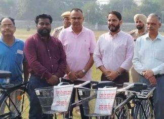 Nawanshahr administration Diwali gift to newspaper hawkers