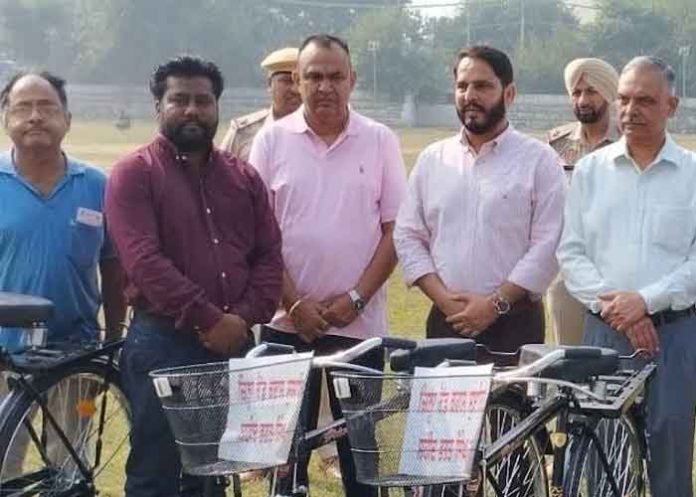 Nawanshahr administration Diwali gift to newspaper hawkers