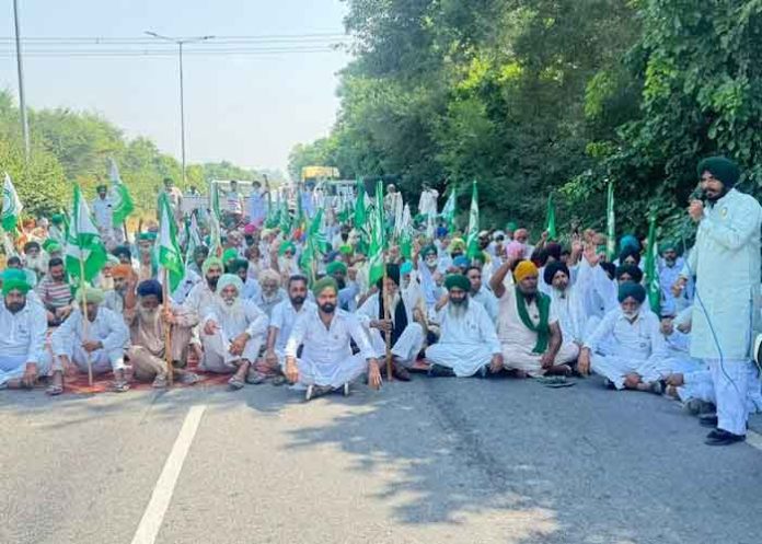 Roads Blocked in Punjab BY SKM, Arhtias and Millers