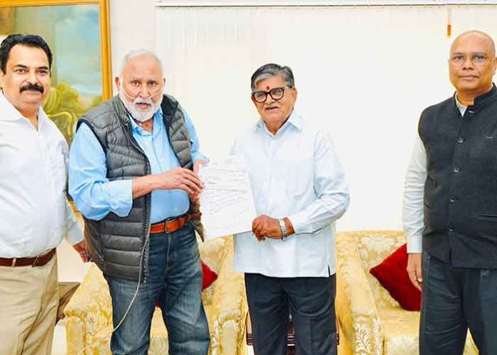 Vijay Passi Gives cheque to Punjab Governor