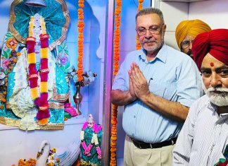 Balbir Singh Bhagwan pays obeisance at Sri Vishwakarma Temple