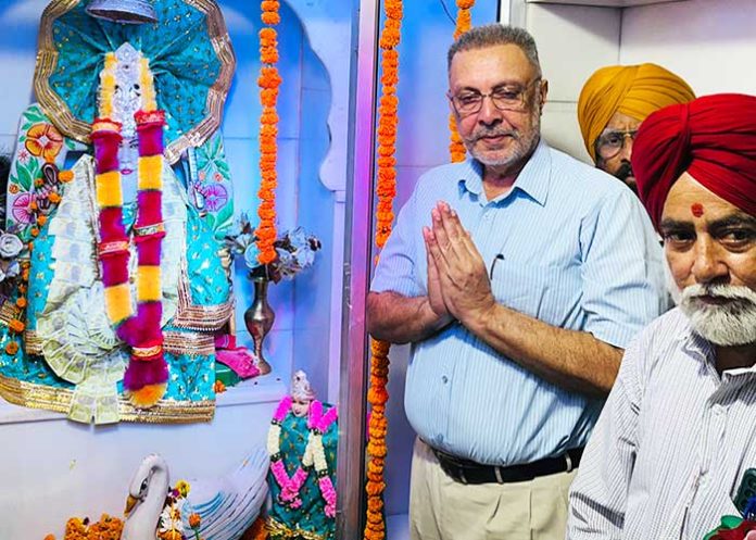 Balbir Singh Bhagwan pays obeisance at Sri Vishwakarma Temple