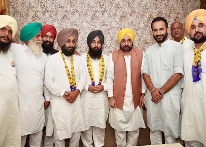 Dheeraj Kumar Dadahur and other joins AAP