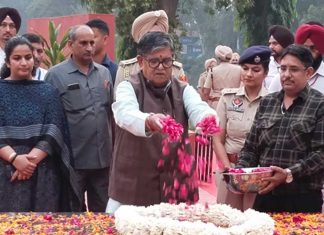 Gulab Chand Kataria offers floral tributes