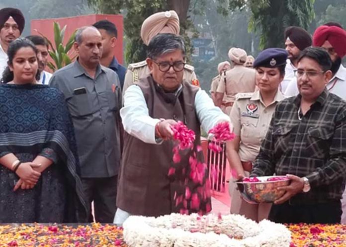 Gulab Chand Kataria offers floral tributes