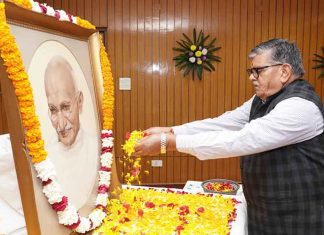 Punjab Guv Kataria Pays Homage To Mahatma Gandhi