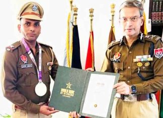 DGP Gaurav Yadav Felcitates ASI Ashok Kumar