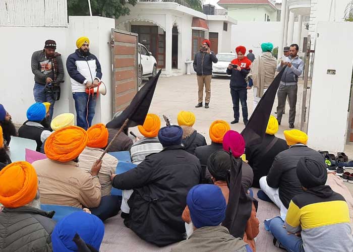 Sikhs protest outside Channi house 1