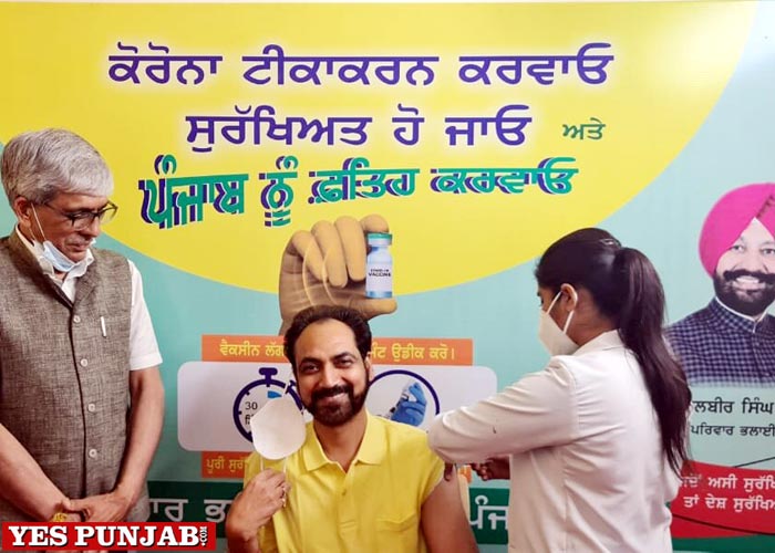 Hussan Lal get jab Covid 19 vaccine