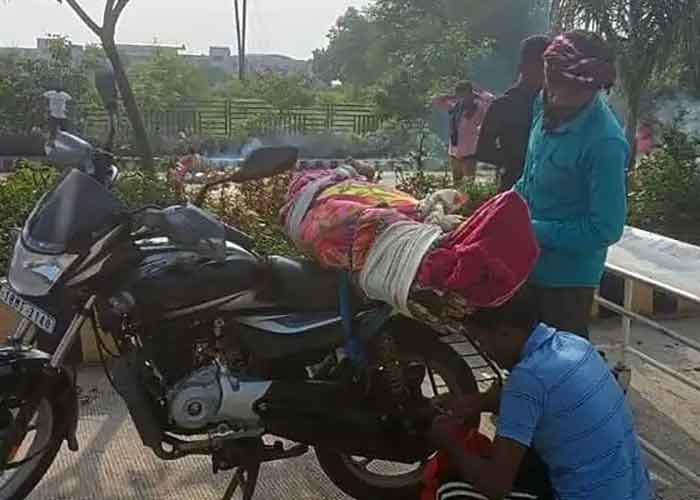 Denied hearse, Man takes mother's body on bike for cremation - YesPunjab.com