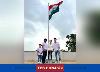 SRK hoist Tricolour at Mannat