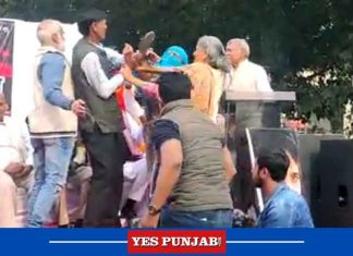 Woman thrashes man with slipper during Hindu Mahapanchayat