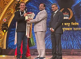 JP Dutta and Vidhu Vinod Chopra with Raj Kapoor Awards