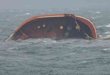 siphoning-fuel-oil-from-sunken-tanker