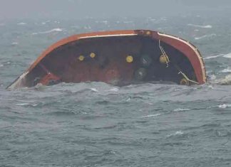 siphoning-fuel-oil-from-sunken-tanker