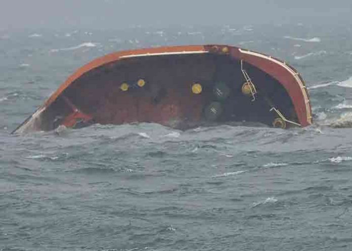 siphoning-fuel-oil-from-sunken-tanker