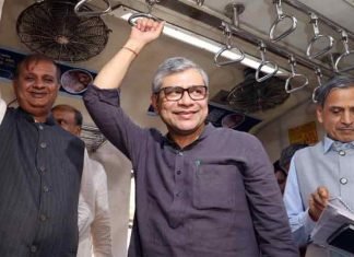 Ashwini-Vaishnaw-travel-in-Kavach-fitted-train