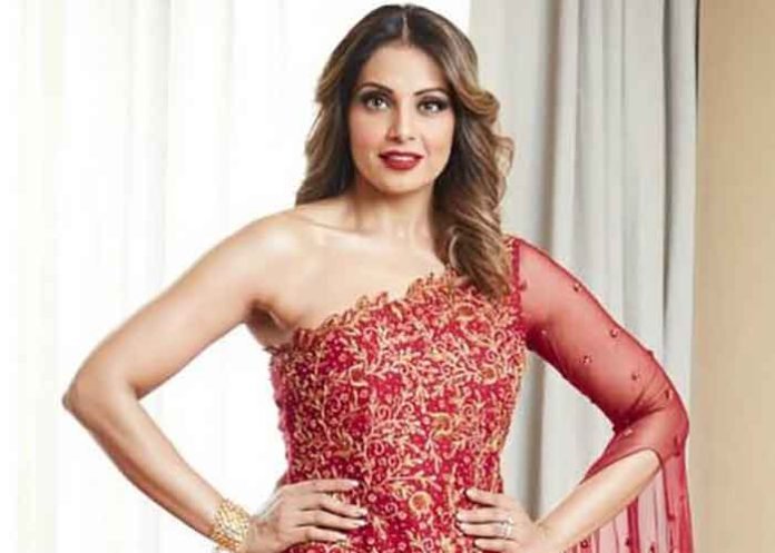 Bipasha-Basu-on-outfits
