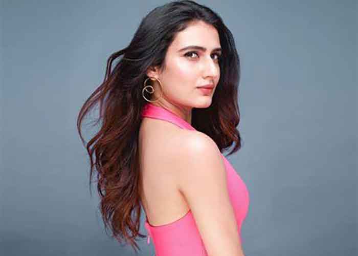 Fatima-Sana-Shaikh-on-her-dress