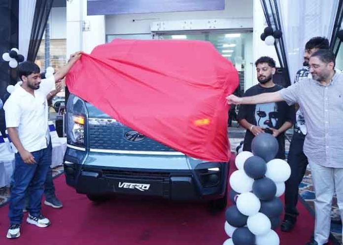 Pindi-Ala-unveils-'Mahindra-Veero'