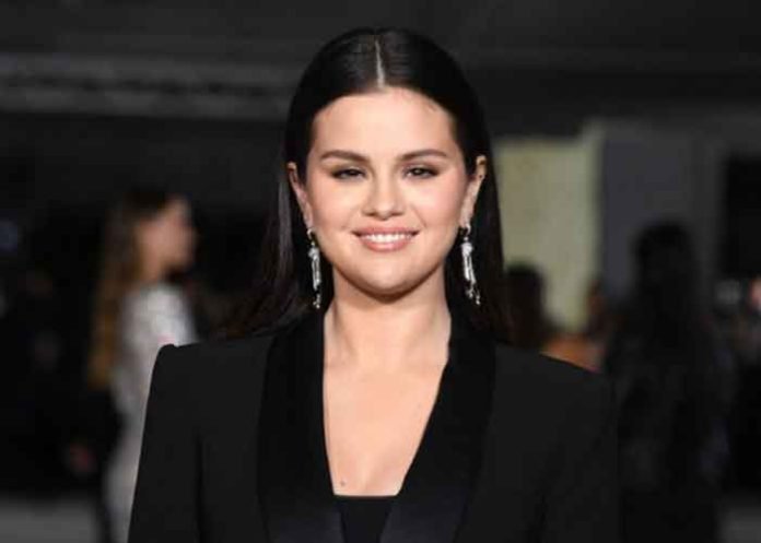 Selena-Gomez-in-black