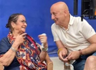 Anupam Kher with mother Dulari