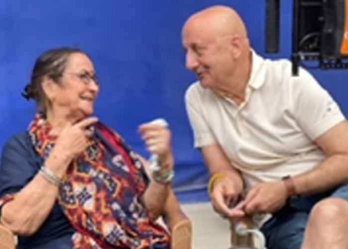 Anupam Kher with mother Dulari