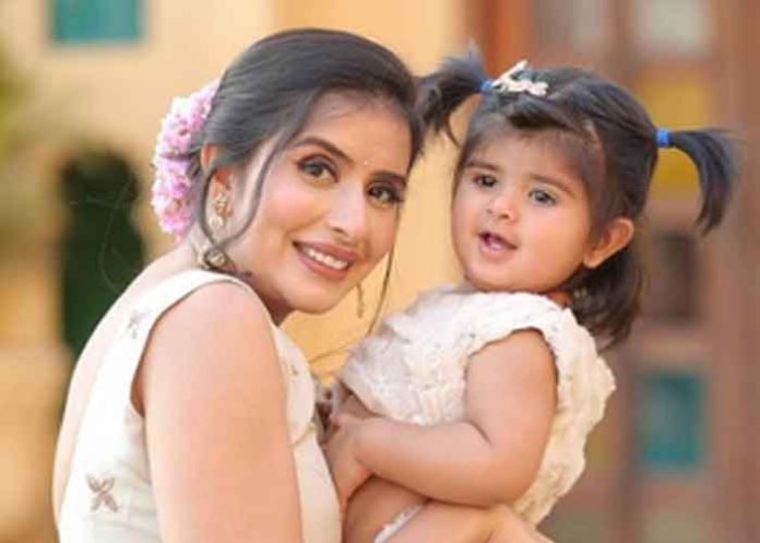 Charu Asopa with daughter