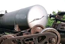 Fuel train derails in Sri Lanka