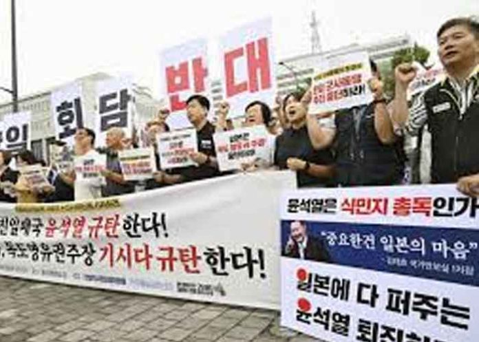 Japanese civic groups protest