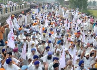 Punjab farmers at Chandigarh-Delhi Highway