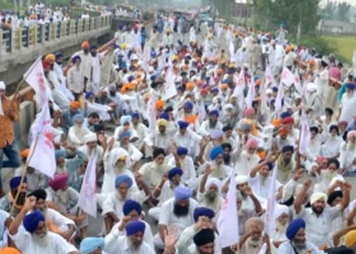 Punjab farmers at Chandigarh-Delhi Highway