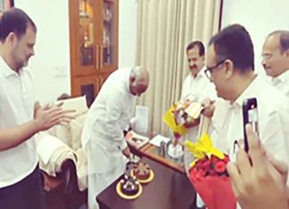 Rahul leads cake-cutting celebration for Kharge