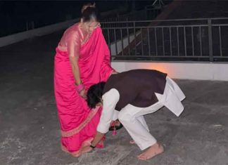 Vikrant Massey touches wife Sheetal feet