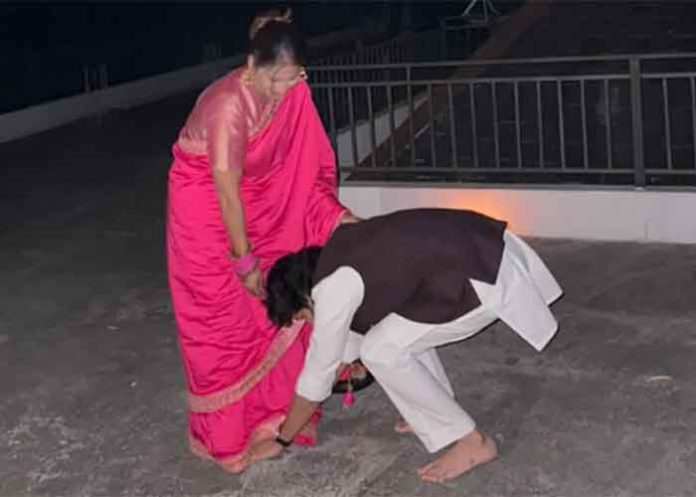 Vikrant Massey touches wife Sheetal feet