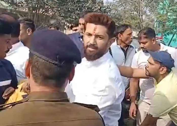 Chirag Paswan helps accident victims