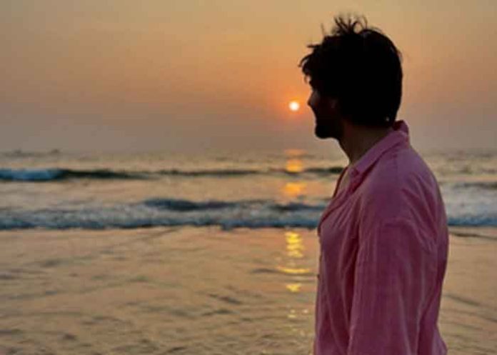 Kartik Aaryan beach