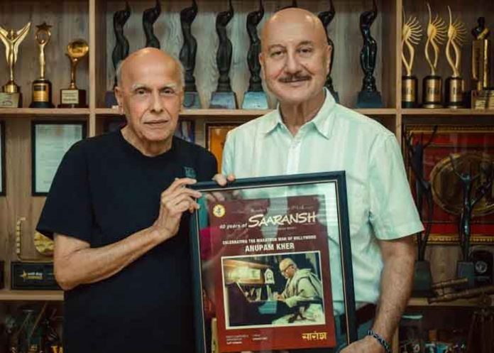 Mahesh Bhatt Presents 'Saaransh' Poster to Anupam Kher