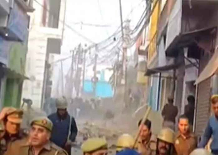 Mob pelts stones at cops for Sambhal mosque survey