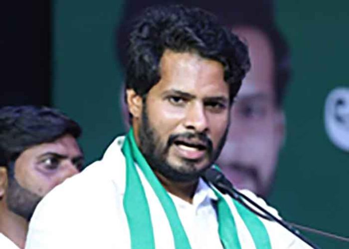 Nikhil Kumaraswamy on mic