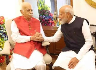 PM Modi visits Advani residence