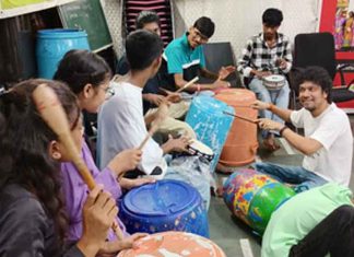 Papon jams with Dharavi kids