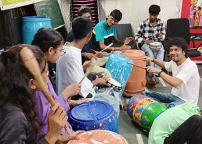 Papon jams with Dharavi kids