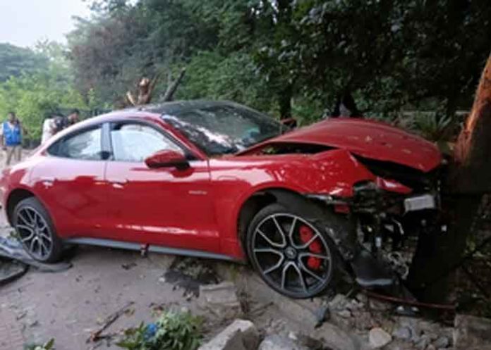 Porsche crashes into KBR Park fence