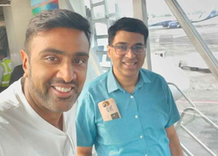 Ravichandran-Ashwin-with-Viswanathan-Anand