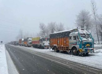 Razdan Pass trucks snow