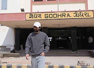 Vikrant Massey visits Godhra railway station